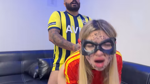 Güzeller güzeli sarışın hatuna forma giydirip sikiş fantezisi yaptı